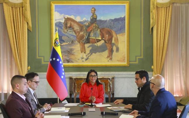 Delcy Rodríguez, en una reunión con miembros del Gobierno venezolano.