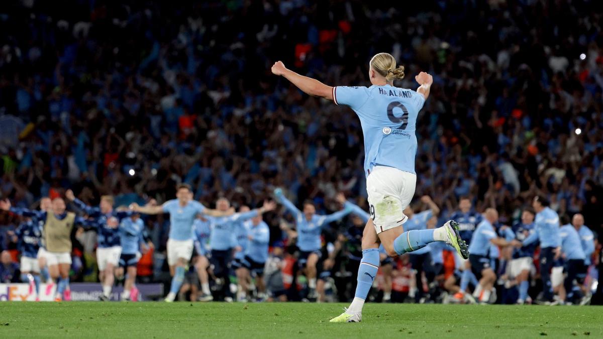 Haaland y sus compañeros del City celebran su victoria en la final de la Champions.