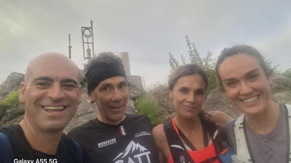 Iban Fernández, en la izquierda, con sus amigos en el monte.