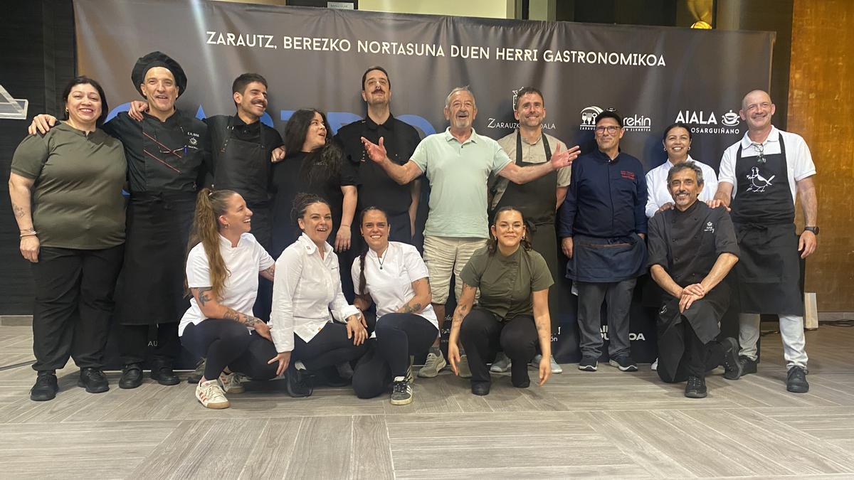 Karlos Arguiñano con los cocineros que hicieron posible la jornada Gastro Zarautz.