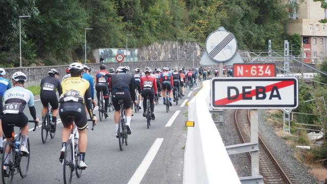 Participantes en una marcha cicloturista por la costa guipuzcoana.