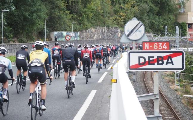 Participantes en una marcha cicloturista por la costa guipuzcoana.