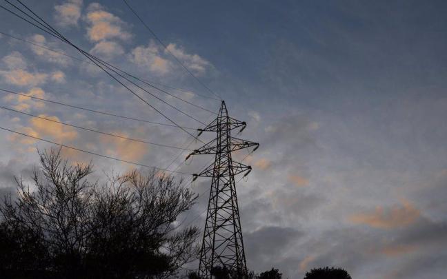 Imagen de archivo de un tendido eléctrico.