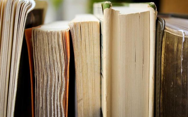 Varios libros viejos apilados.