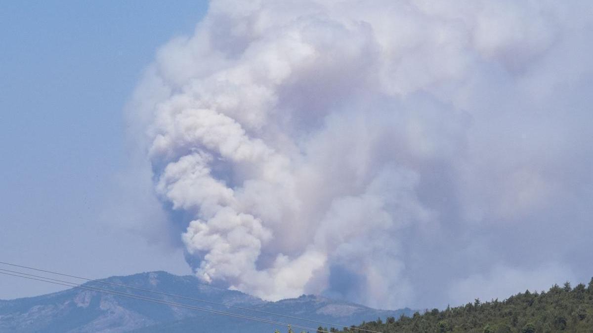 Vista del incendio declarado hace varios días en La Mierla, Guadalajara.