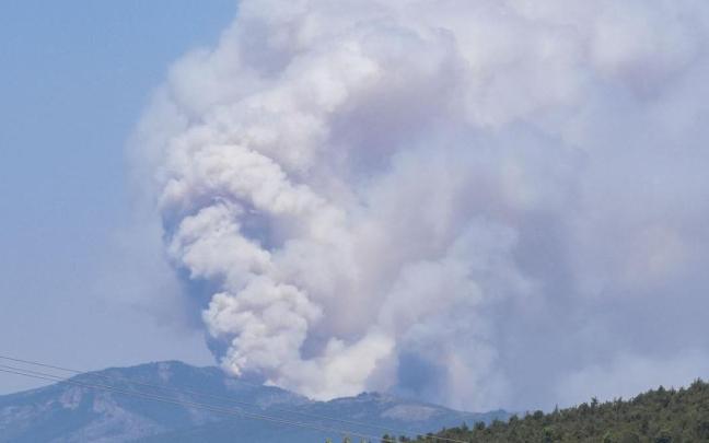Vista del incendio declarado hace varios días en La Mierla, Guadalajara.