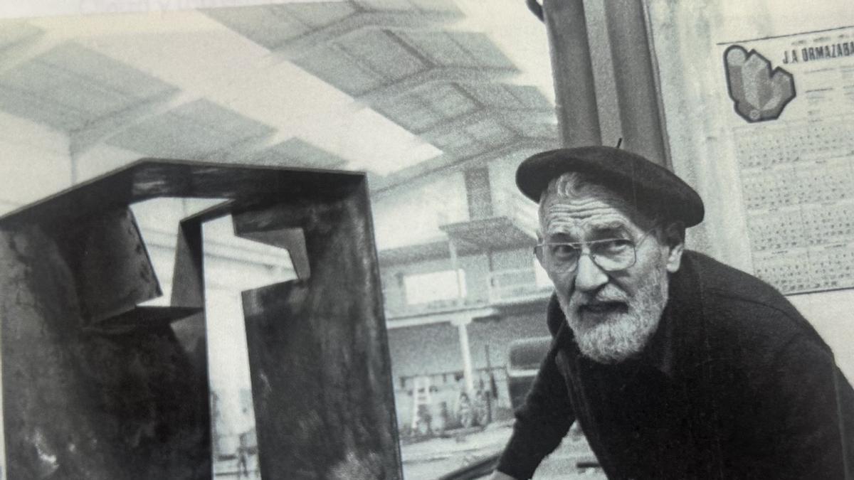 Jorge Oteiza junto a Homenaje a Mallarmé