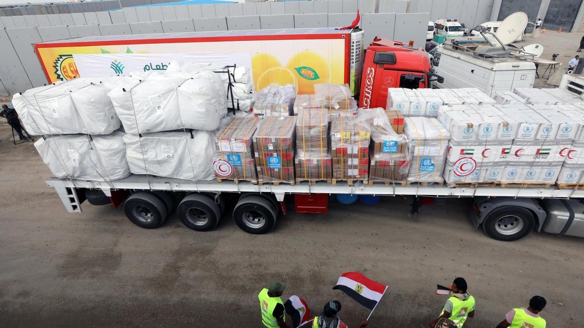 Camiones cargados con ayuda humanitaria para Gaza en el paso de Rafah.