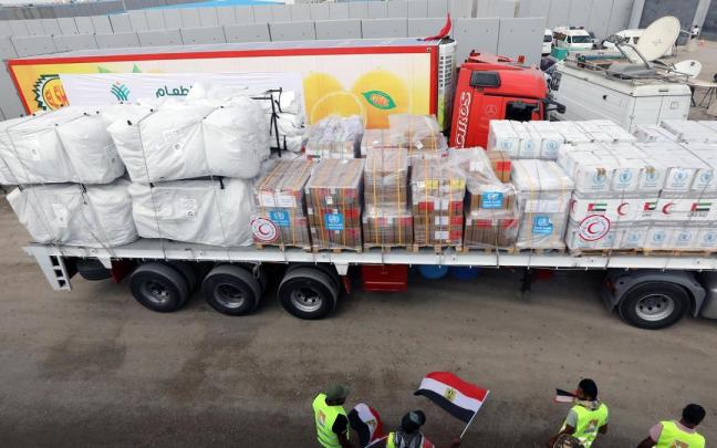 Camiones cargados con ayuda humanitaria para Gaza en el paso de Rafah.