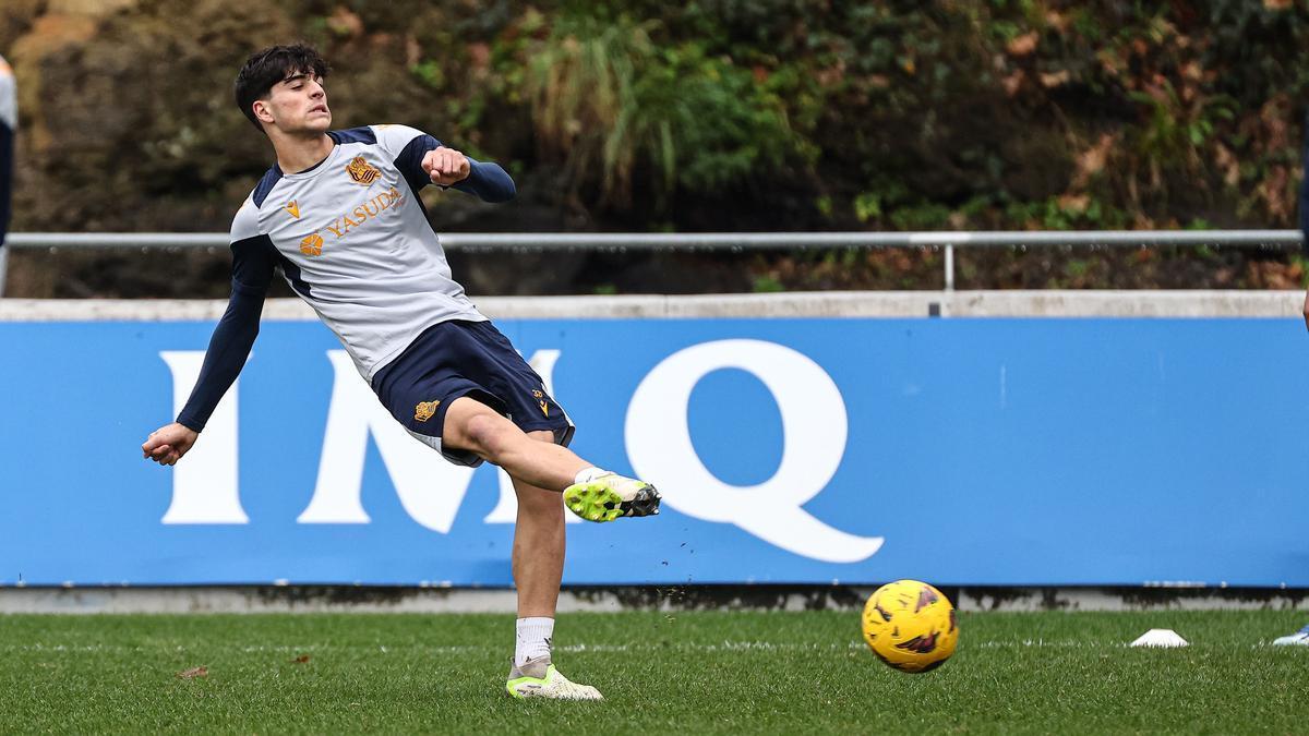 Jon Martín chuta el balón, en un ejercicio del entrenamiento que ha tenido lugar este miércoles en Zubieta. / R.S.