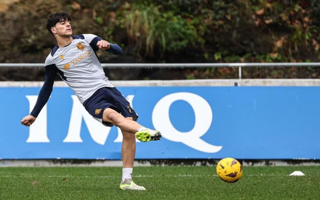 Jon Martín chuta el balón, en un ejercicio del entrenamiento que ha tenido lugar este miércoles en Zubieta. / R.S.