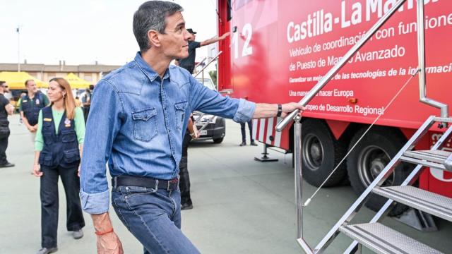 El presidente del Gobierno, Pedro Sánchez, durante una visita al Puesto de Mando Avanzado por el incendio de La Mierla.