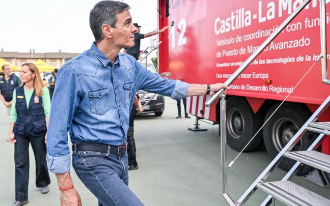 El presidente del Gobierno, Pedro Sánchez, durante una visita al Puesto de Mando Avanzado por el incendio de La Mierla.