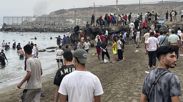 Cientos de inmigrantes llegaron a nado a la ciudad autónoma.