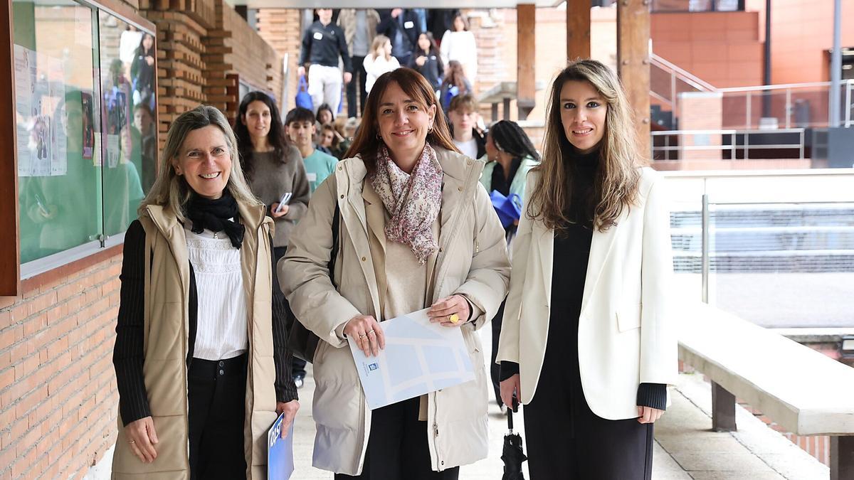 La vicerrectora del campus de Donostia y Relaciones Institucionales de la Universidad de Deusto, Marijo Aranguren; la concejala Delegada de Movilidad, Transporte Sostenible y Turismo del Ayuntamiento de Donostia, Olatz Yarza; y la responsable de Deusto Global en el campus donostiarra, June Calvo.
