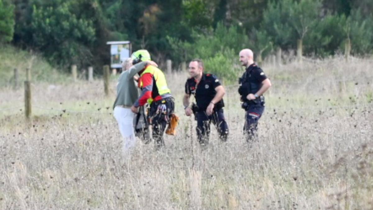 La mujer rescatada en Zumaia abraza a su rescatista en la playa de Santiago.