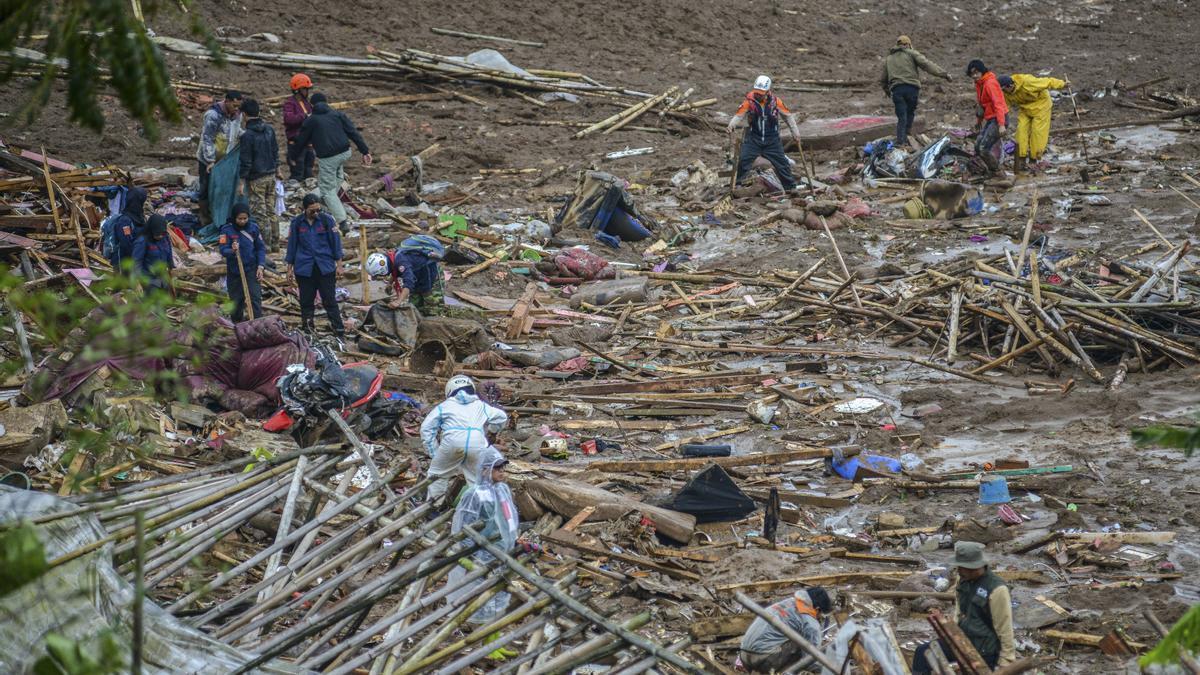 Labores de limpieza y rescate tras la avalancha de tierra en Indonesia