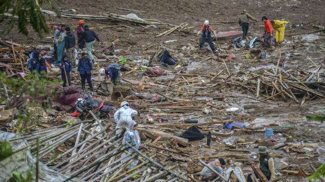 Labores de limpieza y rescate tras la avalancha de tierra en Indonesia