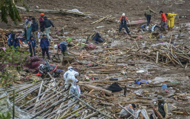 Labores de limpieza y rescate tras la avalancha de tierra en Indonesia