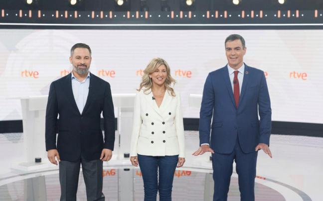 Los candidatos de Vox, Sumar y PSOE antes del debate electoral en RTVE.