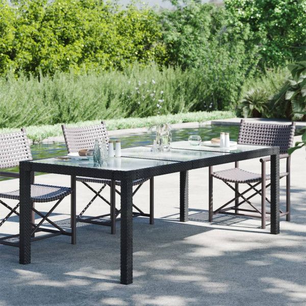 Mesa de comedor con superficie de vidrio templado.