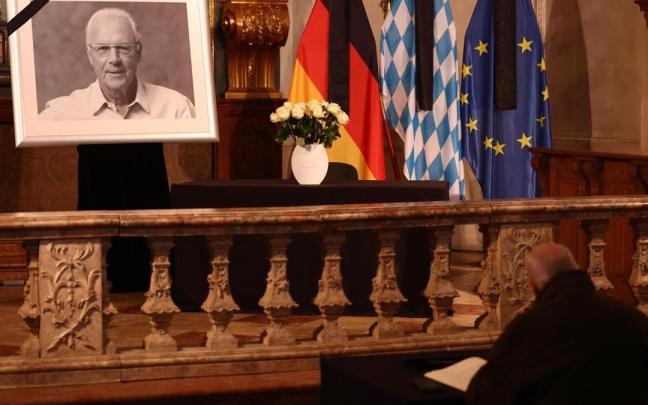 Un hombre escribe en el libro de condolencias habilitado para recordar a Beckenbauer.