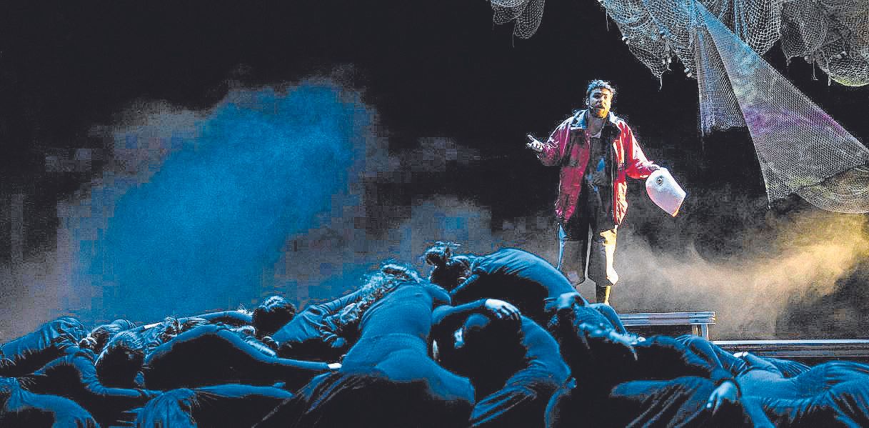 Jon Ander Urresti aktore bermeotarra ‘Galerna. Azken bidaia’ ikuskizunean, Leioako Kantika Koraleko kideekin.