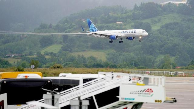 Un avión aterriza en el aeropuerto bilbaíno de Loiu