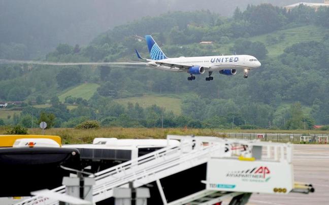 Un avión aterriza en el aeropuerto bilbaíno de Loiu