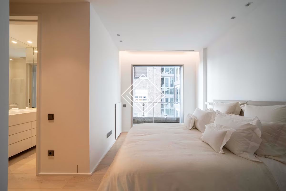 Un dormitorio con el baño en suite.