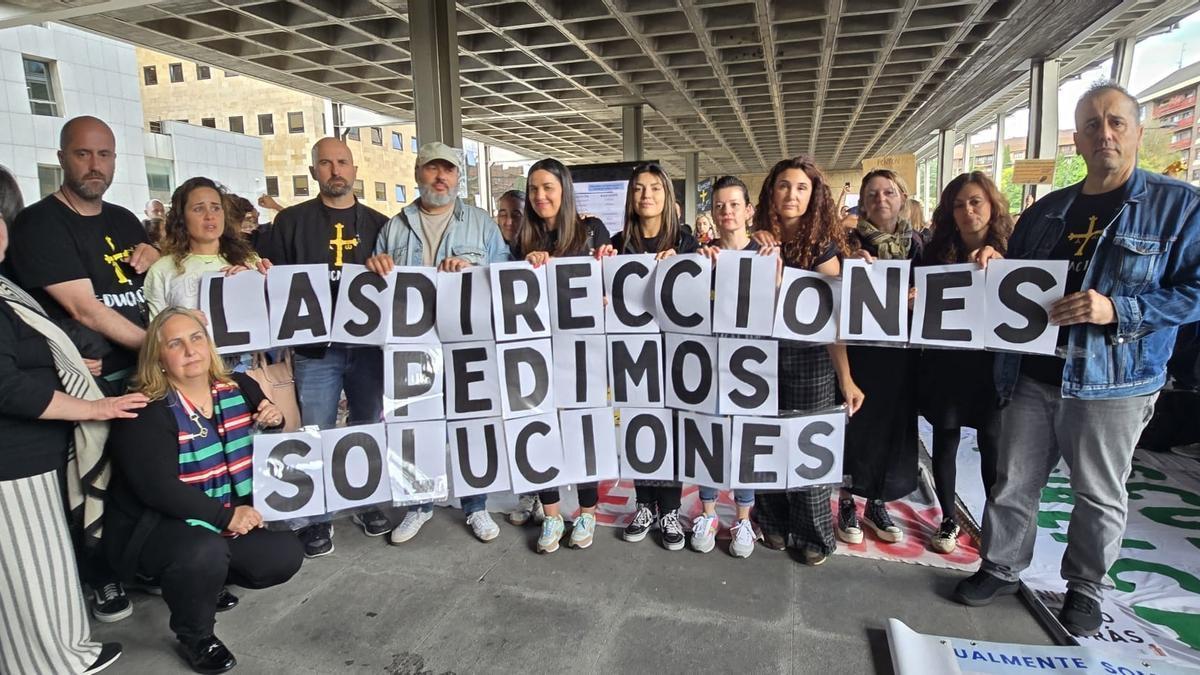 Directores en la concentración frente al EASMU durante la negociación entre Principado y sindicatos