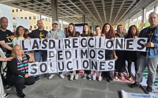 Directores en la concentración frente al EASMU durante la negociación entre Principado y sindicatos / EP Directores en la concentración frente al EASMU durante la negociación entre Principado y sindicatos