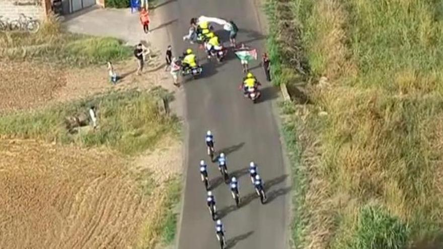 Activistas pro palestinos se manifiestan al paso del Israel.