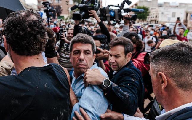 Carlos Mazón durante su visita a una zona afectada por la DANA.