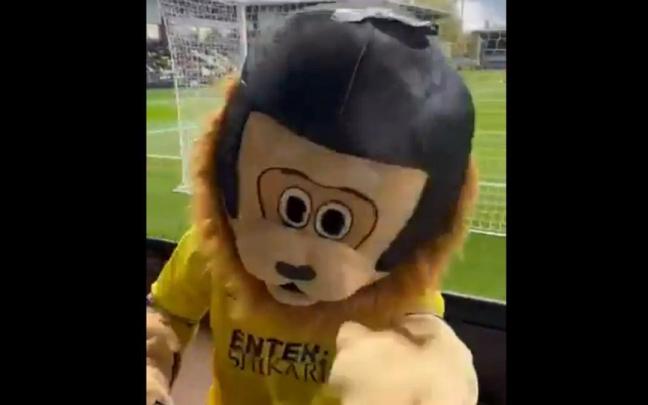 La mascota del St Albans City, muy perjudicada.