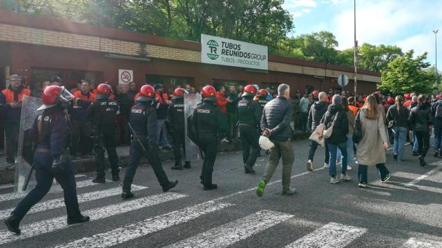 Entrada a la asamblea de los trabajadores de Tubos Reunidos Amurrio que no apoyan seguir en huelga, escoltados por la Ertzaintza ante la presencia de piquetes.