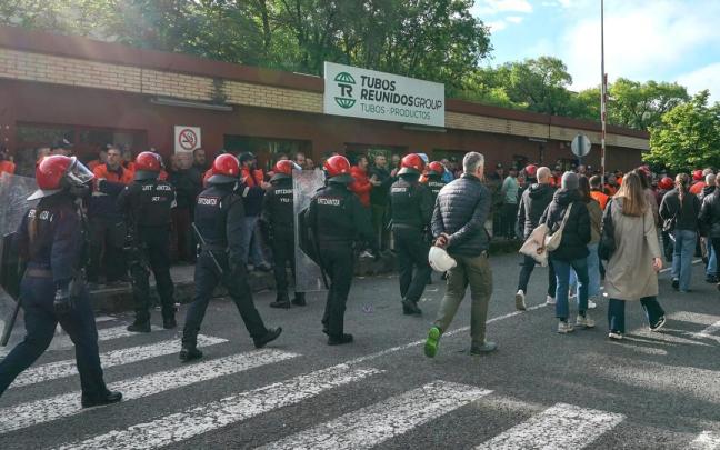 Entrada a la asamblea de los trabajadores de Tubos Reunidos Amurrio que no apoyan seguir en huelga, escoltados por la Ertzaintza ante la presencia de piquetes.