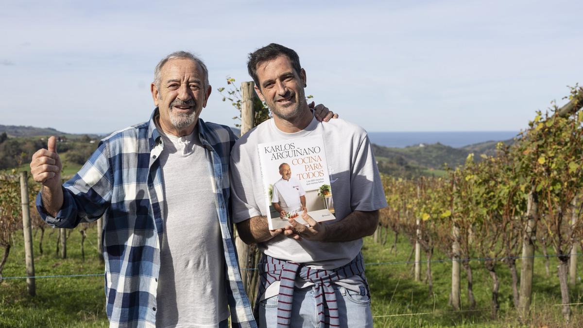 Karlos Arguiñano y su hijo Joseba posan durante la presentación del libro 'Cocina para todos'.