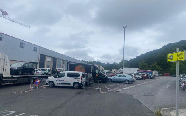Las labores de pintado generarán una zona de estacionamiento para 130 vehículos. / Pedro Amundarain Las labores de pintado generarán una zona de estacionamiento para 130 vehículos.