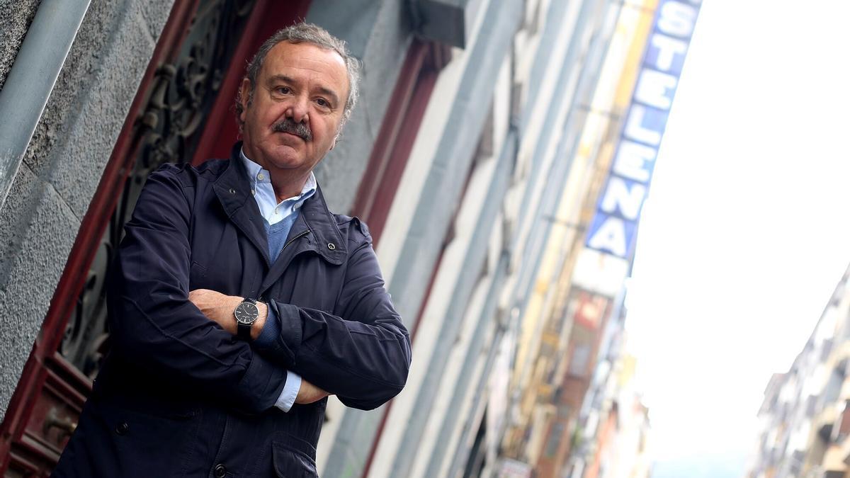 Fernando Vidarte posa delante del Astelena.