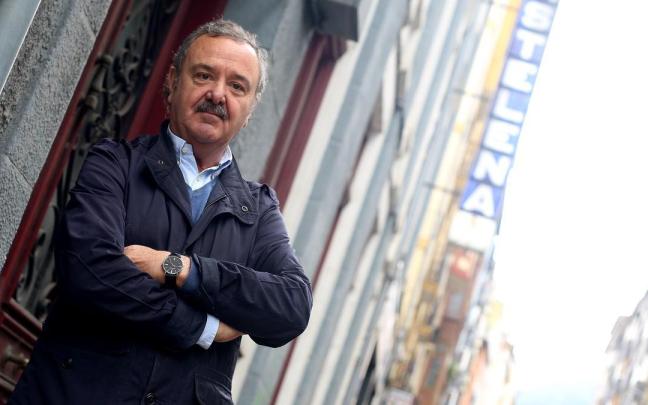 Fernando Vidarte posa delante del Astelena.