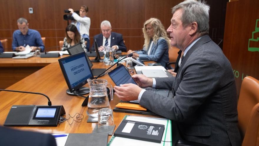 Zupiria subraya en el Parlamento Vasco que la meta de todos y todas es garantizar la convivencia democrática, la libertad y la vida tranquila de la ciudadanía.