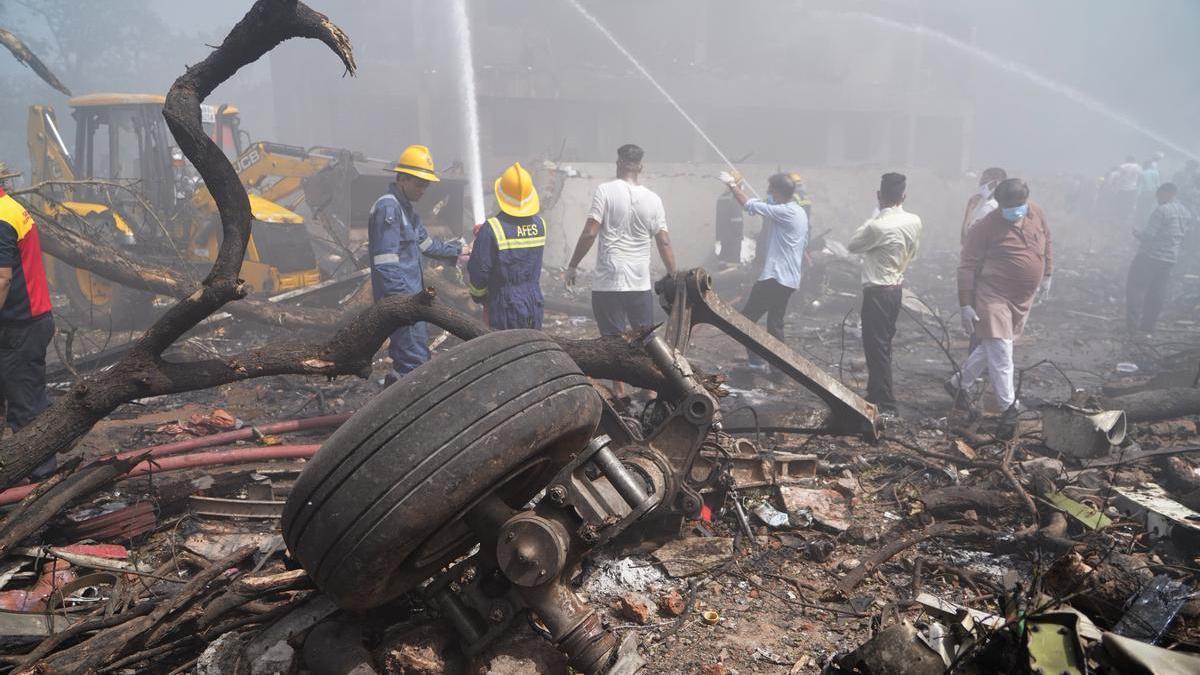 Servicios de emergencia y voluntarios en el lugar del accidente en Gujarat.