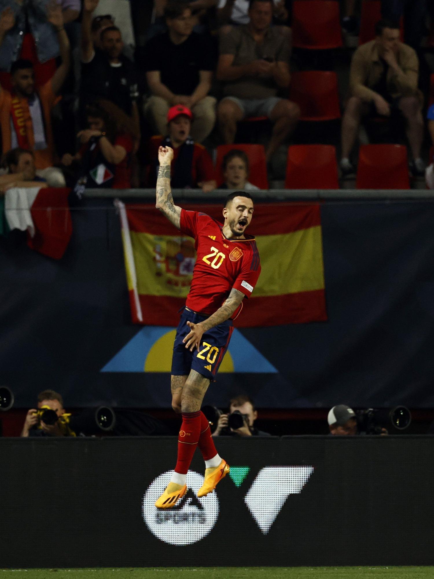 Joselu celebra el gol a Italia