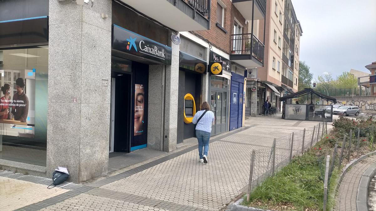 Una mujer se dirige al cajero de Caixabank, en el barrio donostiarra de Altza, donde se cometió el atraco en abril / Jorge Napal