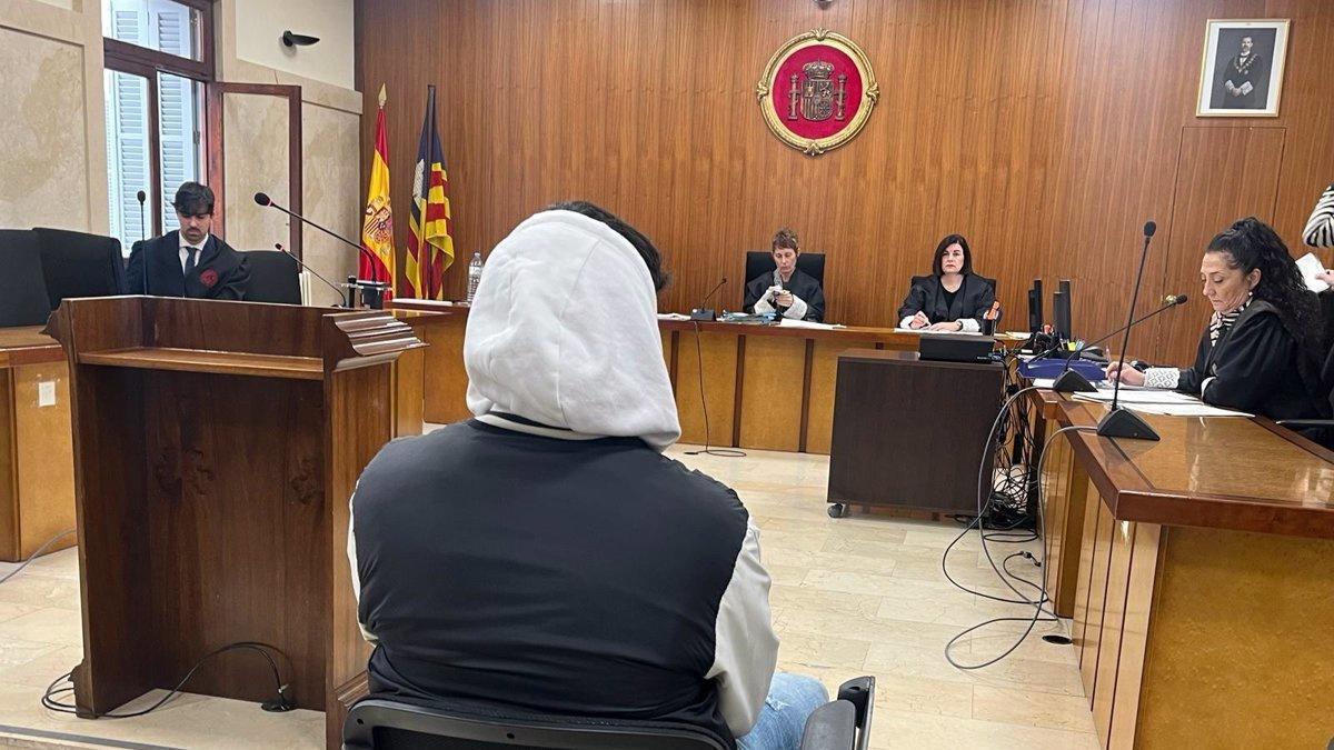 El profesor acusado sentado para el juicio en la Audiencia de Palma.