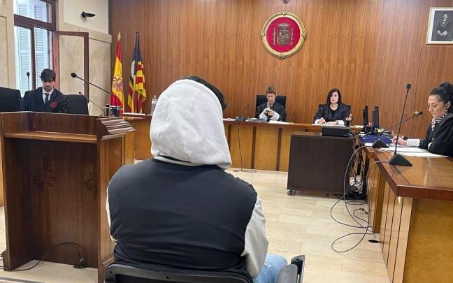 El profesor acusado sentado para el juicio en la Audiencia de Palma.