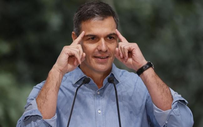 Pedro Sánchez, ayer durante su intervención en la fiesta de los socialistas gallegos en Oroso (A Coruña), a escasos kilómetros de donde se encontraba el líder del PP.