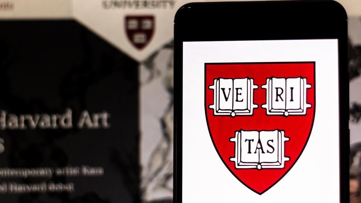 Un teléfono móvil muestra el logo de la Universidad de Harvard en una foto de archivo.