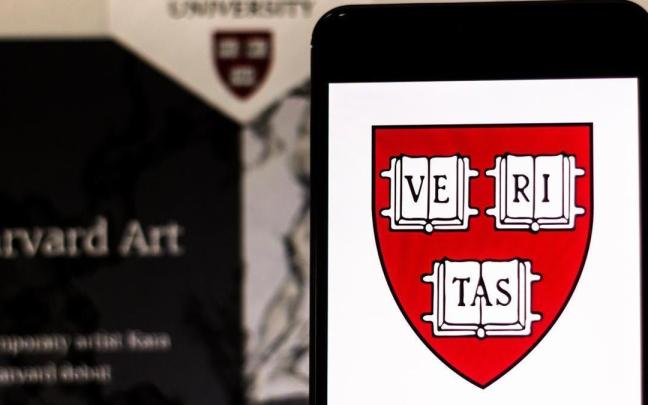 Un teléfono móvil muestra el logo de la Universidad de Harvard en una foto de archivo. / EP Un teléfono móvil muestra el logo de la Universidad de Harvard en una foto de archivo.